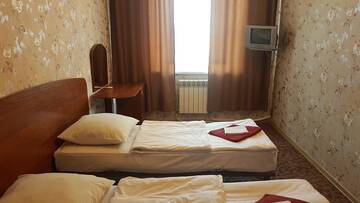 Трехместный номер эконом-класса с общей ванной комнатой в Гостевом доме Пурпурный замок